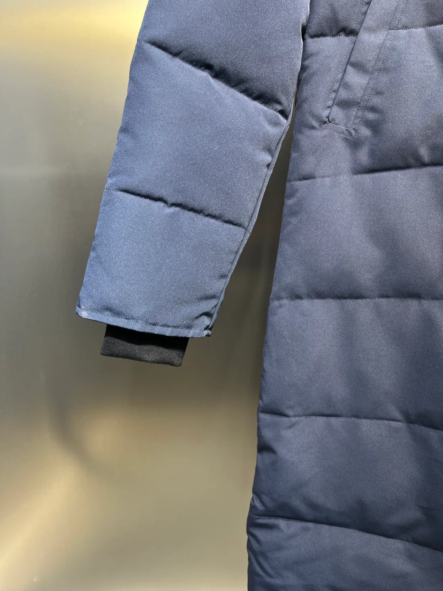 P860 CANADA GOOSE parka 22 styles ➖ Genuine synchronous anti-counterfeiting chip sensor! ➖ Imported 21-count polyester-cotton blended original fabric [last year’s 16-count/18-count hard fabrics have been completely eliminated, this year all use 21-count genuine synchronous fabrics, the soft mid-strap feels delicate and textured], genuine synchronous Feather-Light 10D waterproof coating fabric, made of 84.5 polyester fiber and 15.5 cotton, 100% the best feel in the entire network! ➖ The genuine official website is synchronized with the national standard 80 white duck down, you can check the official website customer service, there will never be a series of misleading claims such as 90 down or goose down! ��� Using the best nylon lining with double double-layer sealing design, velvet-proof No. 7 needle + grid-filled down ready-made garments, there is 100% no so-called velvet running! ➖ The cuffs are designed with thickened seamless threads, and the collar and pockets are lined with top-quality polar fleece to keep you warm and comfortable! ➖ Yoshida YKK provides original custom-made electroplated sliders. YKK two-way lockable zippers are tight and smooth and will not peel off paint! ➖ 3M composite guarantees that the Velcro is the same as the original, durable, and all accessories and hardware are custom-made! ➖ Imported BEHRINGER embroidery machine to customize the 10,000-needle embroidery logo, 98% of which can be reproduced to restore the original logo. You can check and compare on the official website! ➖ The fur collars are all made of large pieces of Western Canadian blue wolf hide, ensuring that each fur collar is 13-15cm wide! size：xs-xl